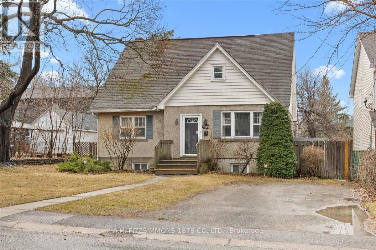 Property Photo: 564 Tweedsmuir Avenue ON K1Z 5P2