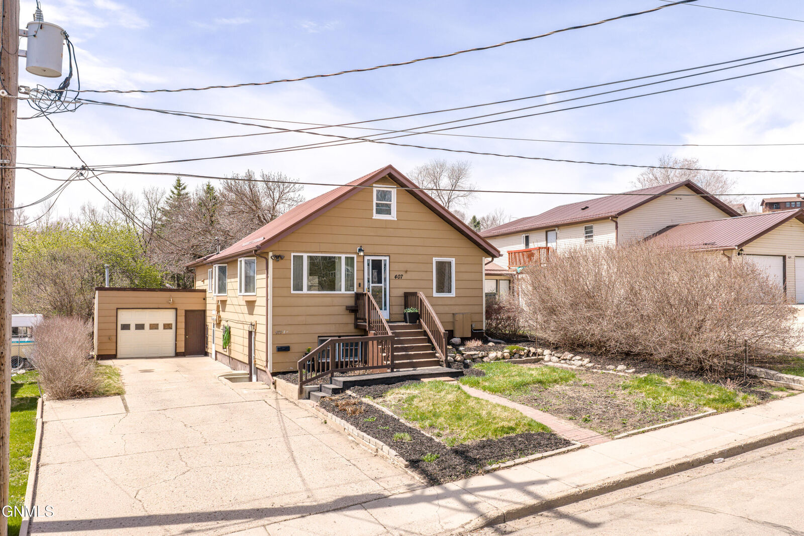 Property Photo:  407 9th Avenue NE  ND 58554 