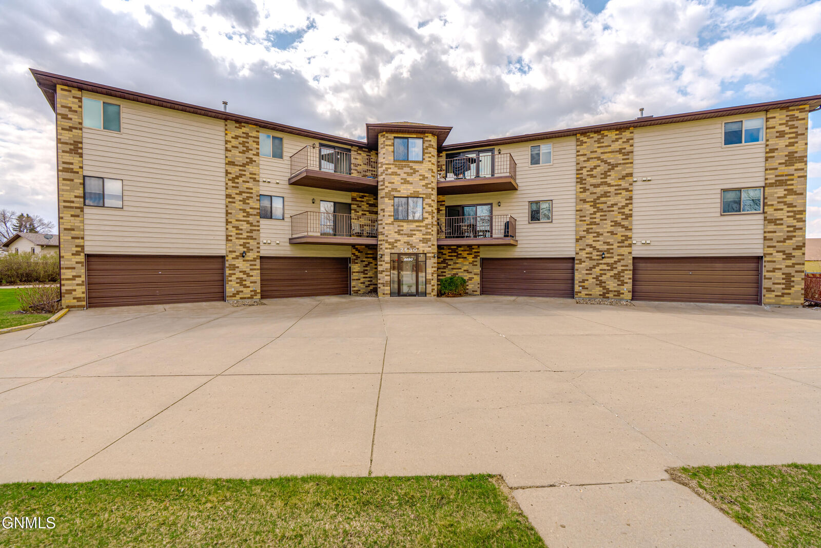 Property Photo:  2630 Gateway Avenue 203  ND 58503 
