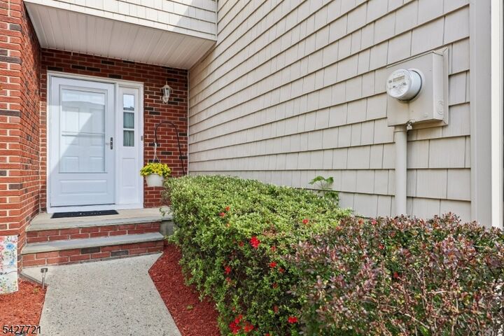 Property Photo:  80 Lexington Ln 80  NJ 07470 