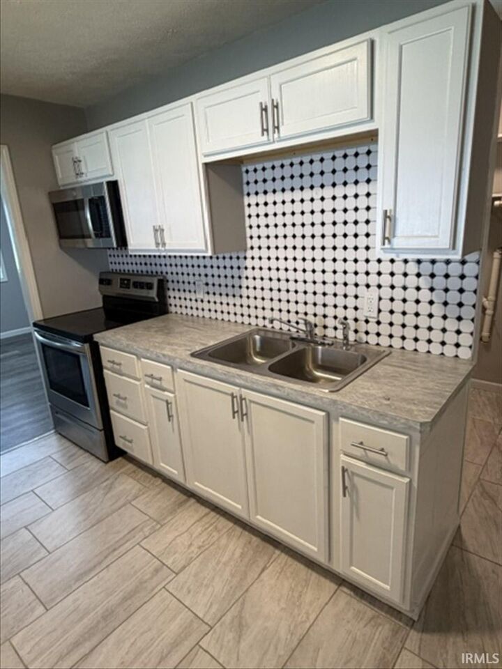 Property Photo:  1250 Maple Court Street  IN 47714 