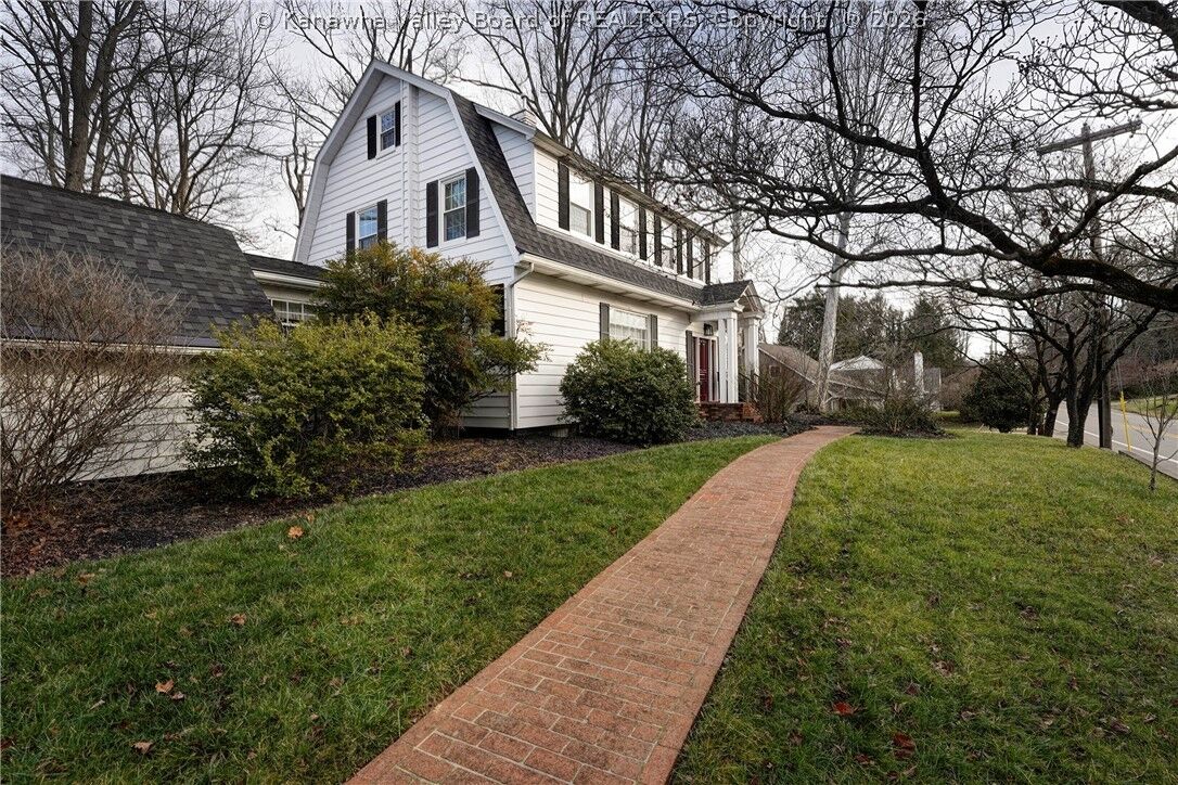 Property Photo:  2612 Kanawha Terrace  WV 25177 