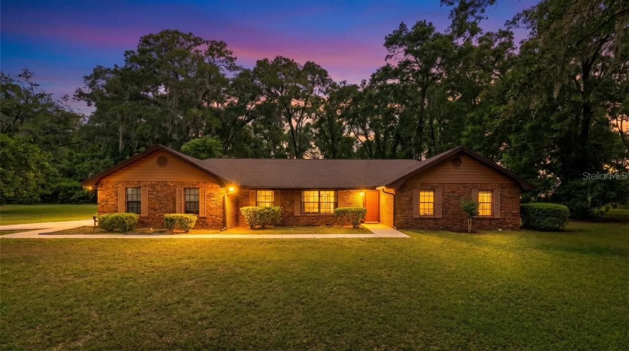 Property Photo: 1305 Greenland Trace FL 32720
