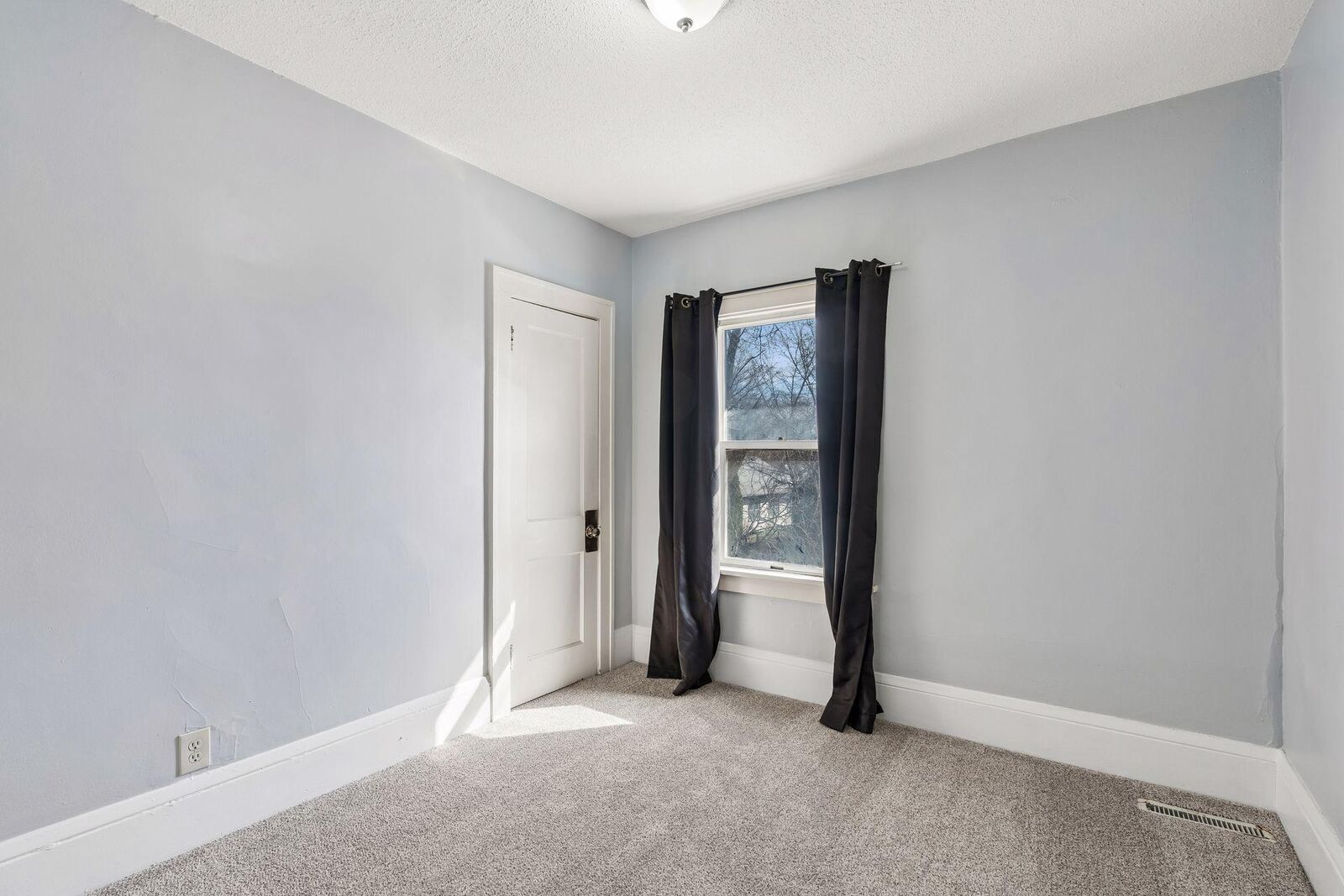 Property Photo:  815 Newton Avenue N  MN 55411 