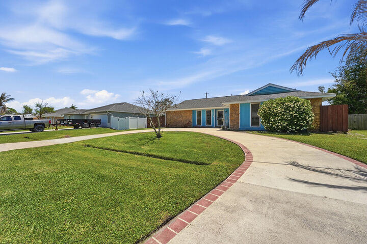 Property Photo:  814 SE Celtic Avenue  FL 34983 