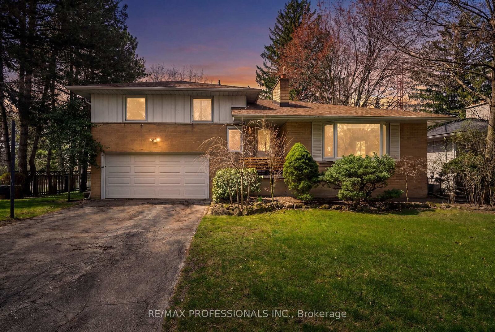 Property Photo: 508 Vanessa Crescent ON L5H 2N3