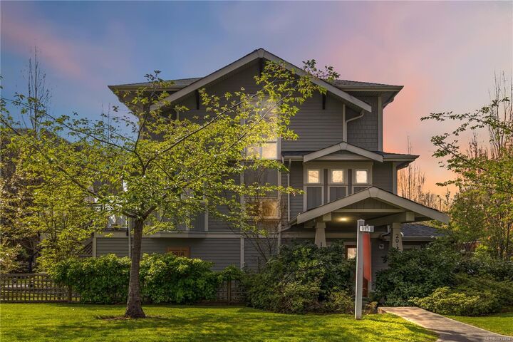 Property Photo:  2918 Shelbourne St 1  BC V8R 4M6 