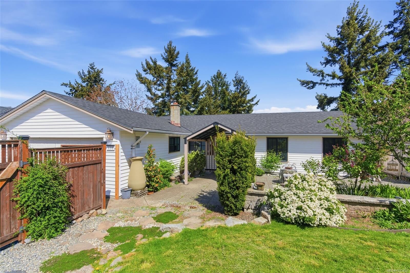 Property Photo: 130 Heritage Dr BC V9V 1H8