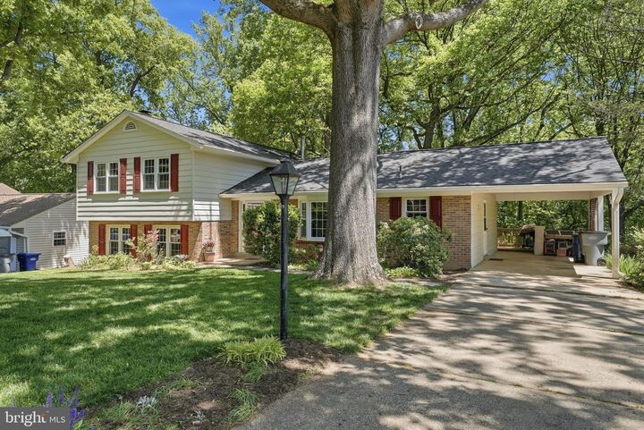 Property Photo:  2327 Riviera Drive  VA 22181 