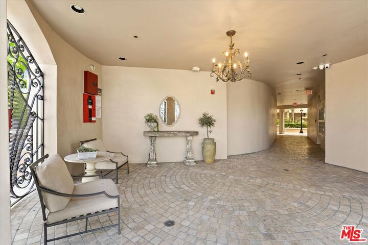 Property Photo:  850 N Croft Ave  CA 90069 