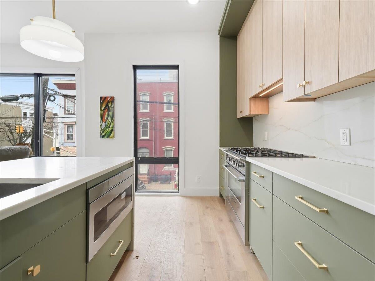 Property Photo:  100 Webster Ave 2  NJ 07307 