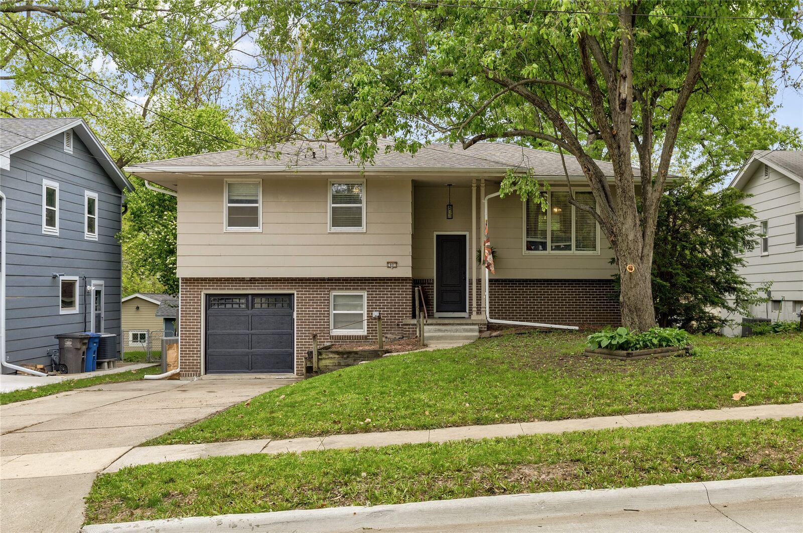 Property Photo:  2801 64th Street  IA 50322 