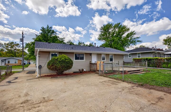 Property Photo:  3913 64th Street  IA 50322 