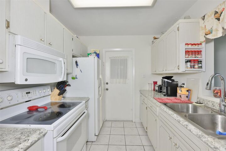 Property Photo:  700 Rutgers Place  FL 33573 
