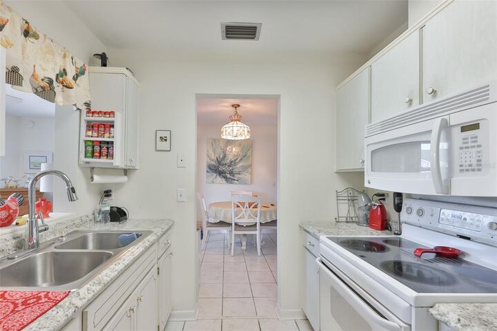 Property Photo: 700 Rutgers Place FL 33573