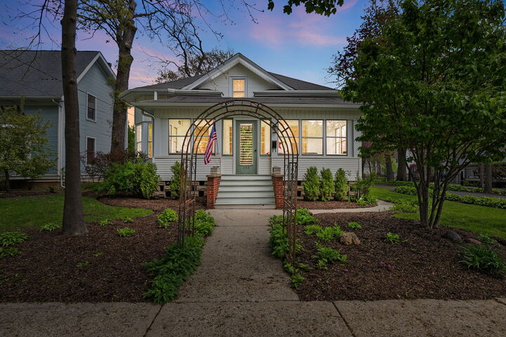 Property Photo:  155 S Slusser Street  IL 60030 