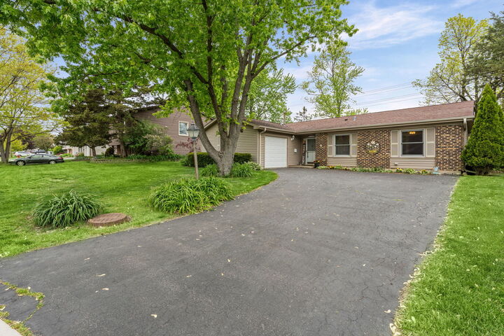 Property Photo: 1120 Brush Hill Lane IL 60047