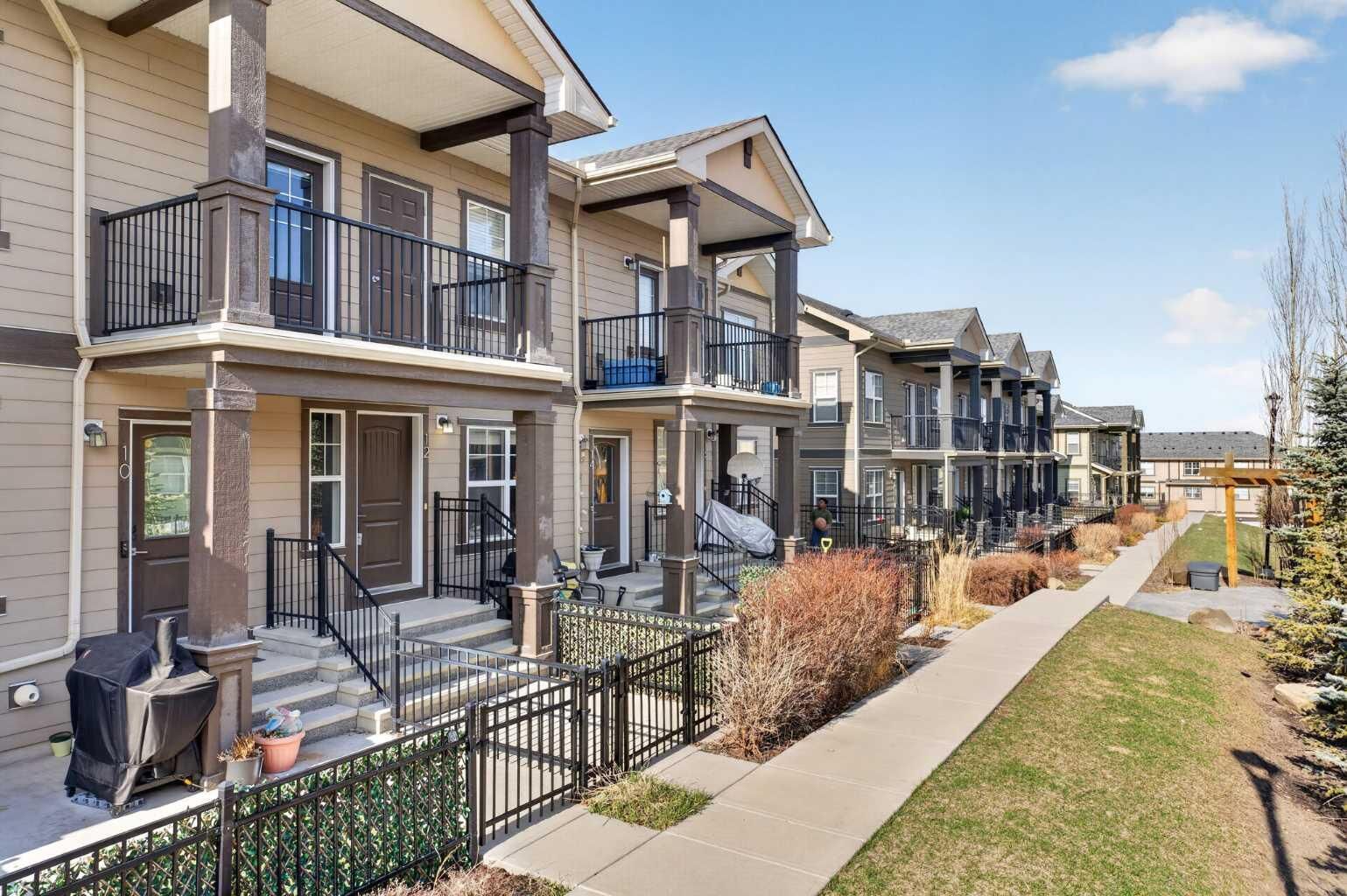 Property Photo: 12 Evanscrest Gardens NW AB T3P 0S1