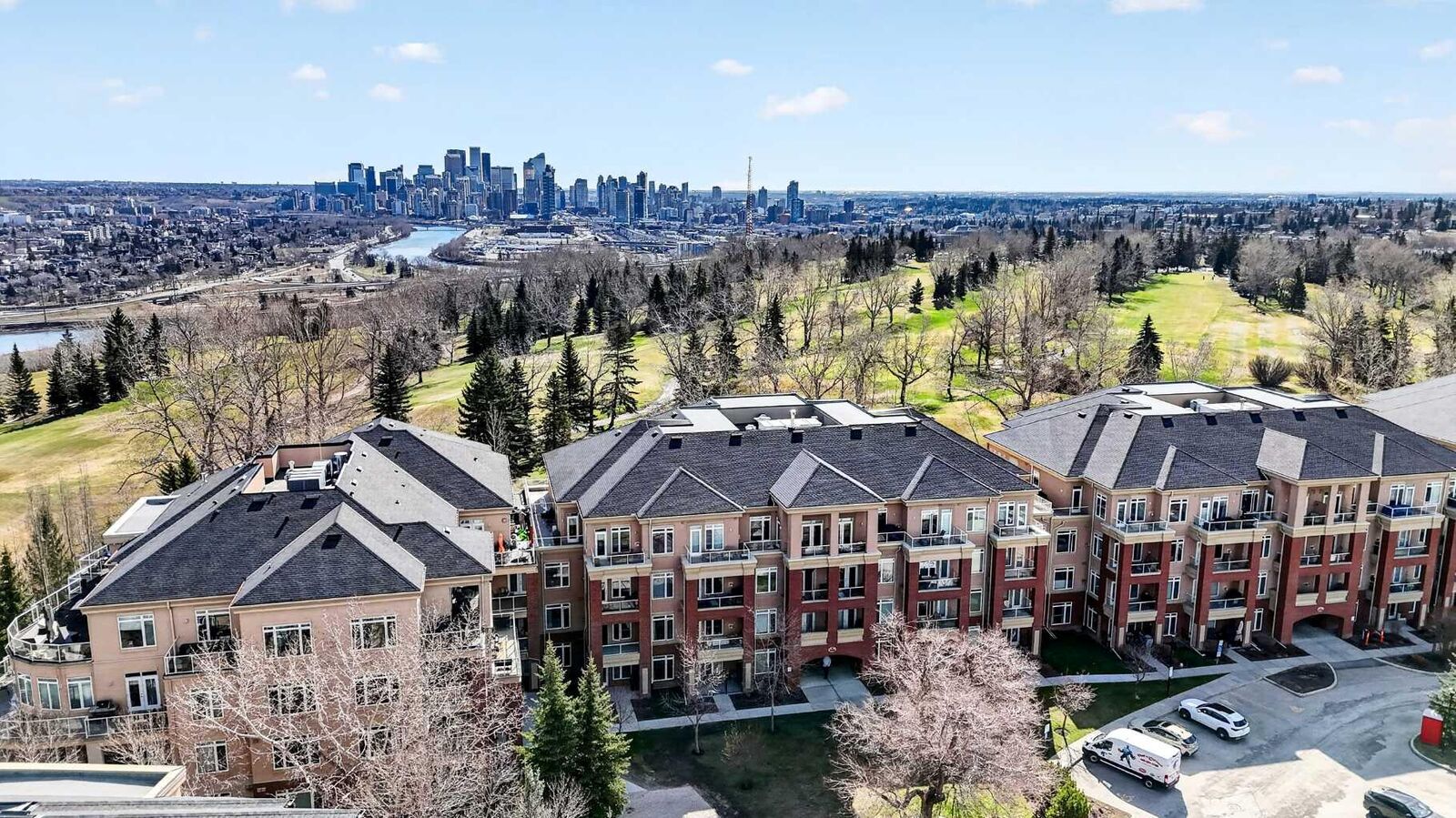 Property Photo:  14 Hemlock Crescent SW 7304  AB T3C 2Z1 