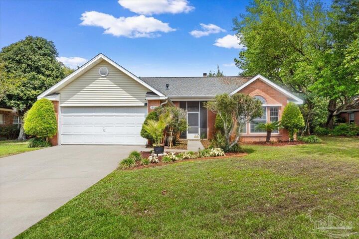 Property Photo:  806 Linda Dr  FL 32569 
