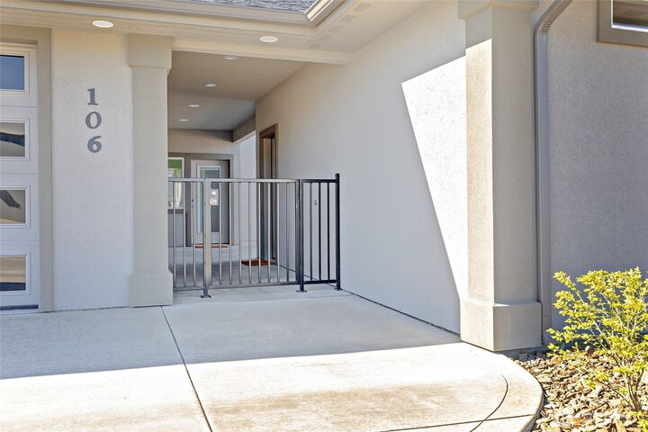 Property Photo:  106 E Chinook Road  WA 98926 