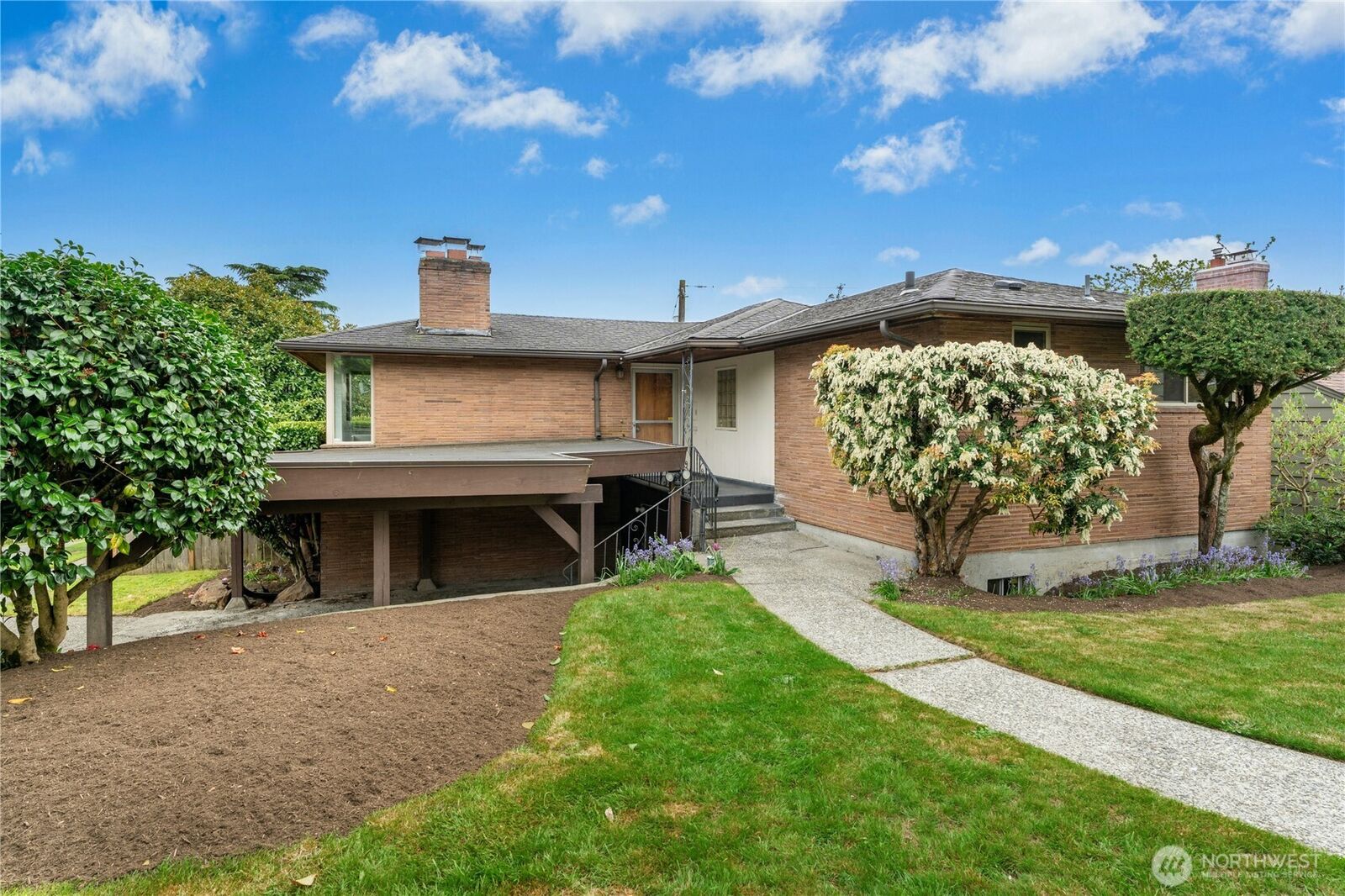 Property Photo:  5803  Oberlin Avenue NE  WA 98105 