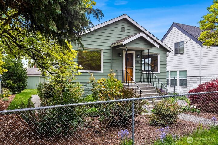 Property Photo:  705 N  104th Street  WA 98133 