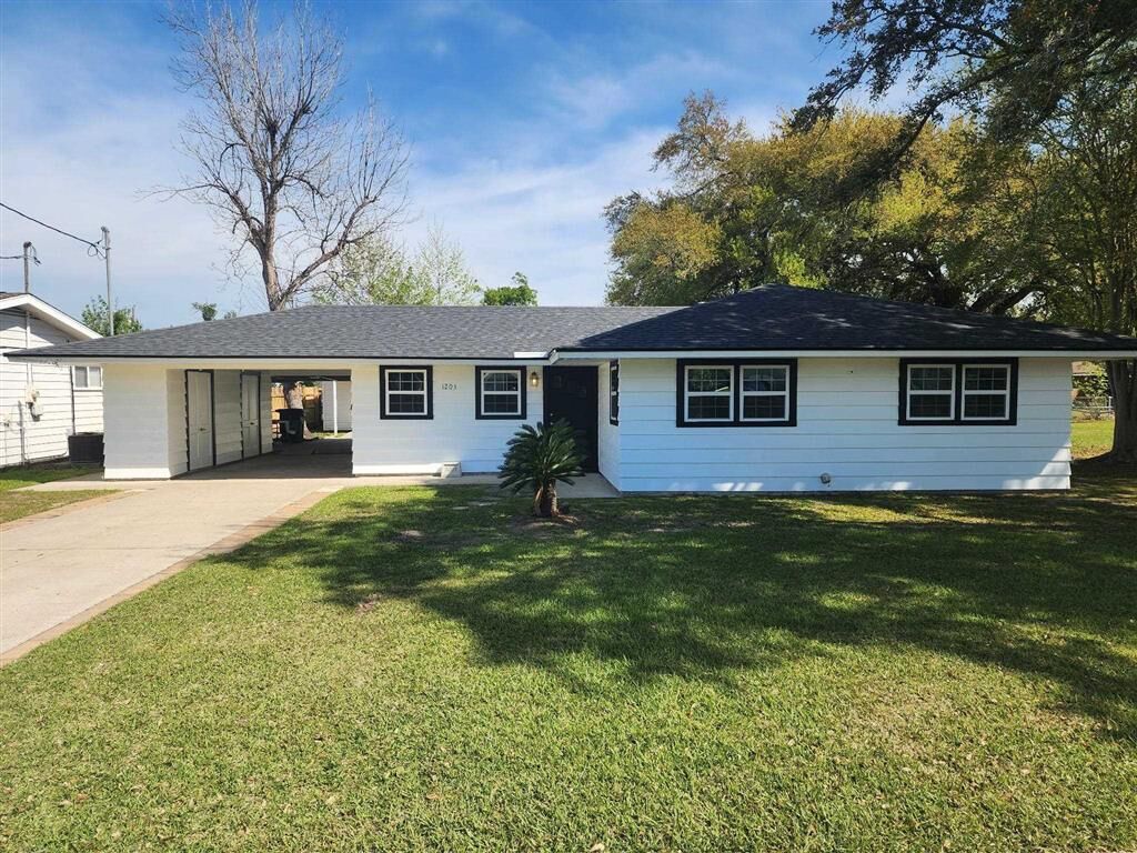 Property Photo:  1203 California Street  LA 70601 