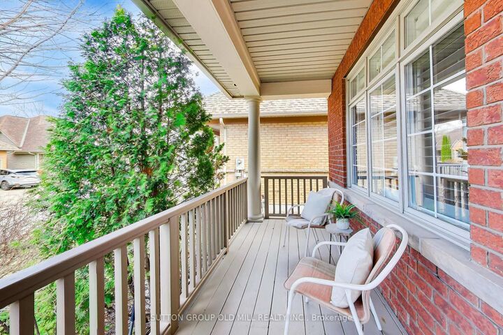 Property Photo: 2175 Stavebank Road 16 ON L5C 1T3