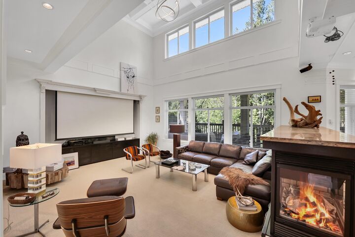 1012 Jay Crescent — photo 1