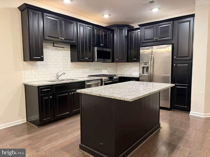 Property Photo:  23235 Milltown Knoll Square 111  VA 20148 