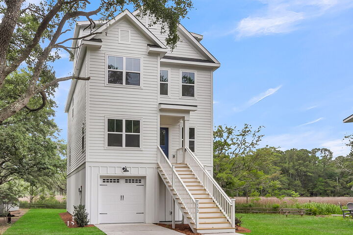 Property Photo:  1552 N Avalon Circle  SC 29407 