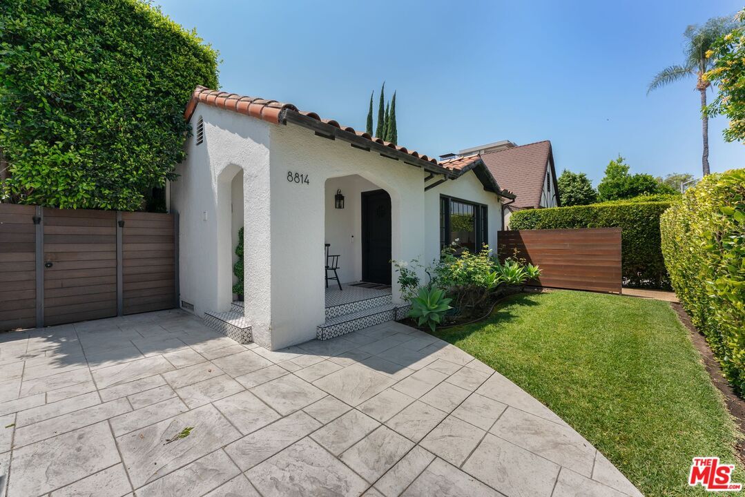 Property Photo:  8814 Rosewood Ave  CA 90048 