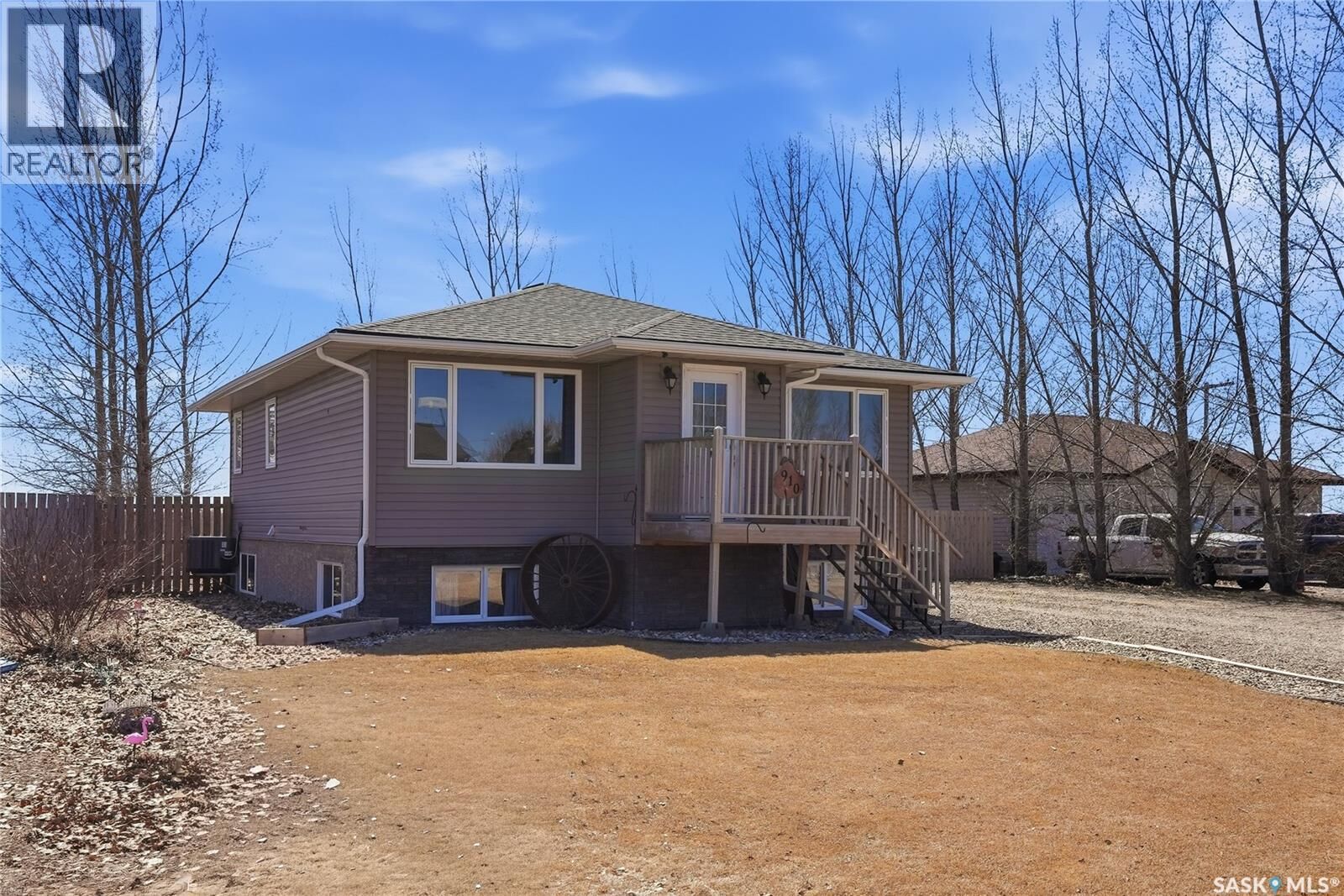 Property Photo:  910 P Avenue  SK S0K 3C0 