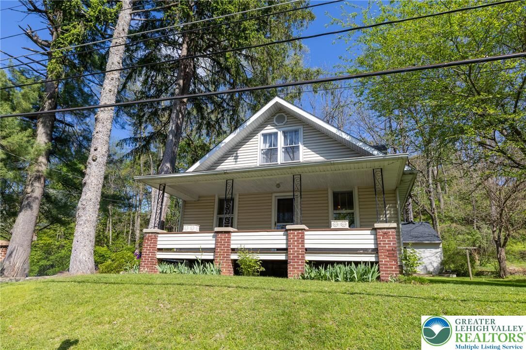 Property Photo:  2049 Bushkill Park Drive  PA 18040 