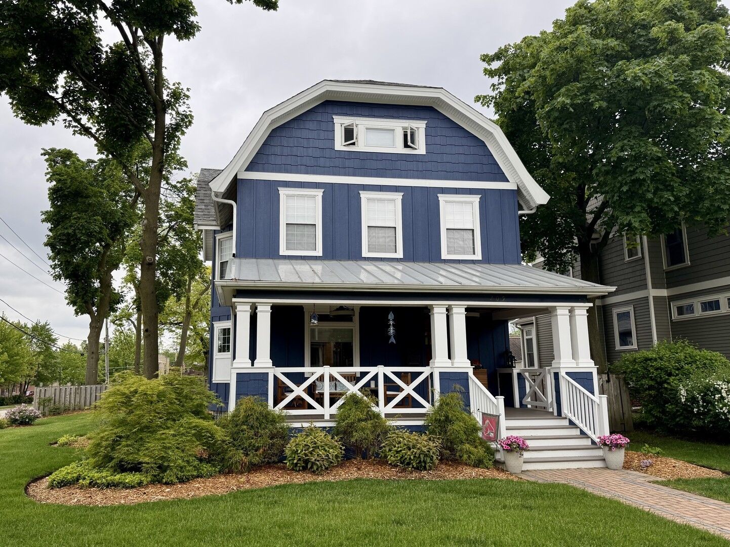 Property Photo:  205 W Cook Avenue  IL 60048 