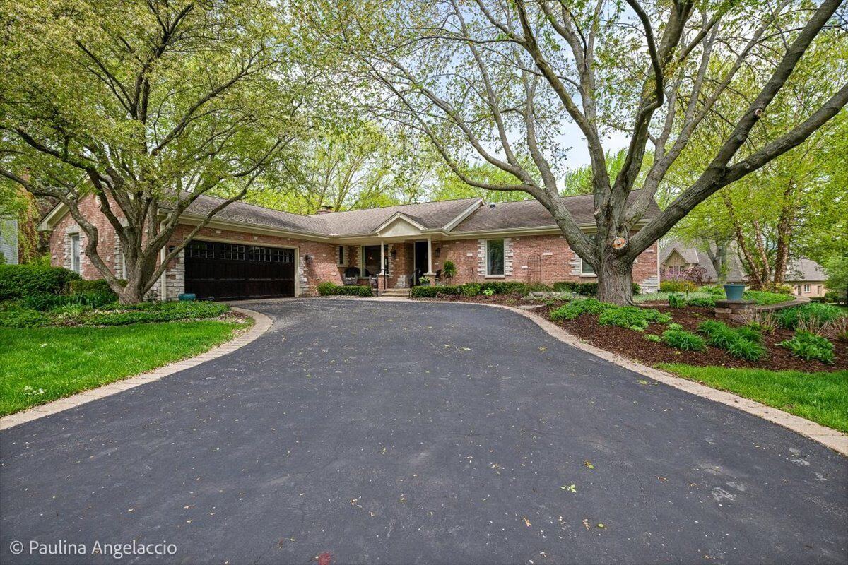 Property Photo:  570 Hillside Court  IL 60010 