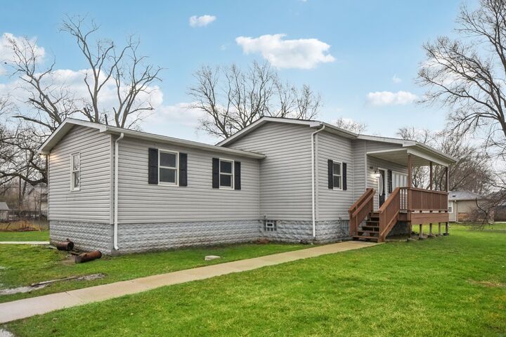 Property Photo:  402 Lily Lane  IL 60051 