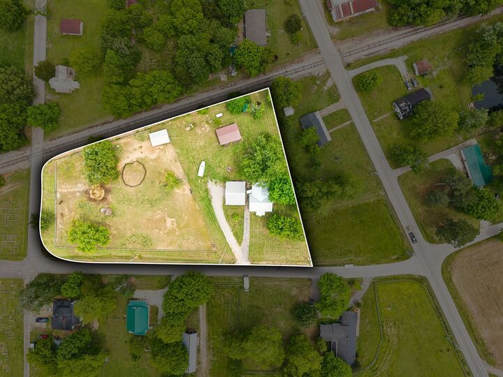 Property Photo:  106 N Maple Ave  TN 38456 