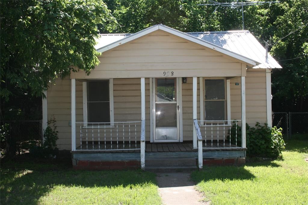 Property Photo:  908 Franklin Street  TX 76086 