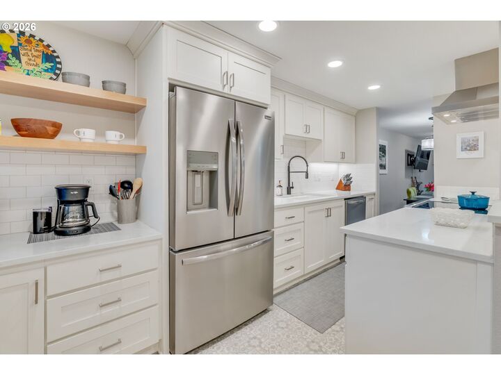 Property Photo:  5624 S Riverside Ln 8  OR 97239 