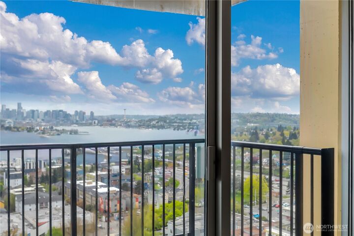 Property Photo:  4540  8th Avenue NE 2106  WA 98105 