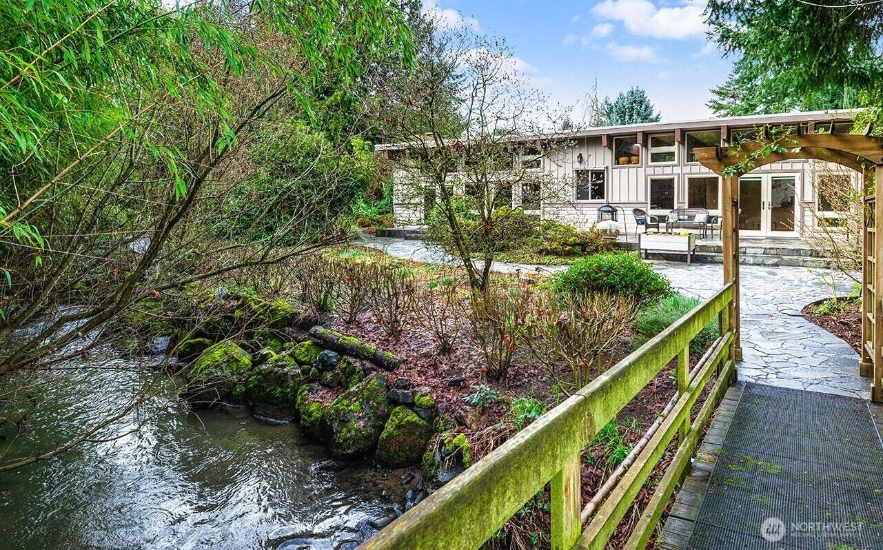 Property Photo: 16 Cascade Key WA 98006