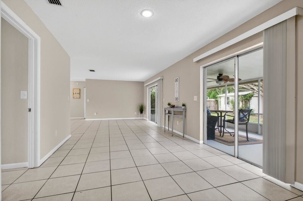 Property Photo: 330 Shores Blvd FL 32086