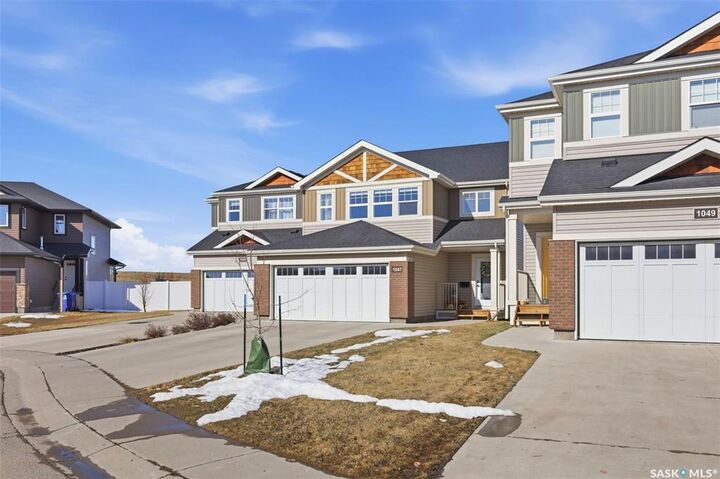Property Photo:  1047 Kolynchuk Crescent  SK S7T 0X4 