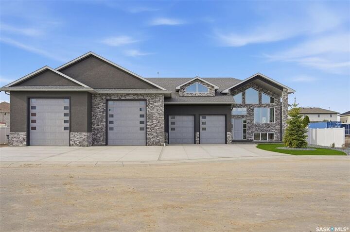 7 Loewen Court — photo 1