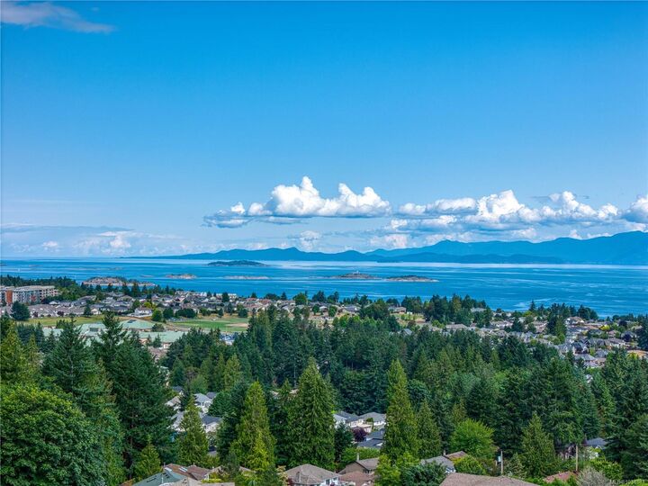 Property Photo: 5352 Coastview Pl BC V9T 5Z9