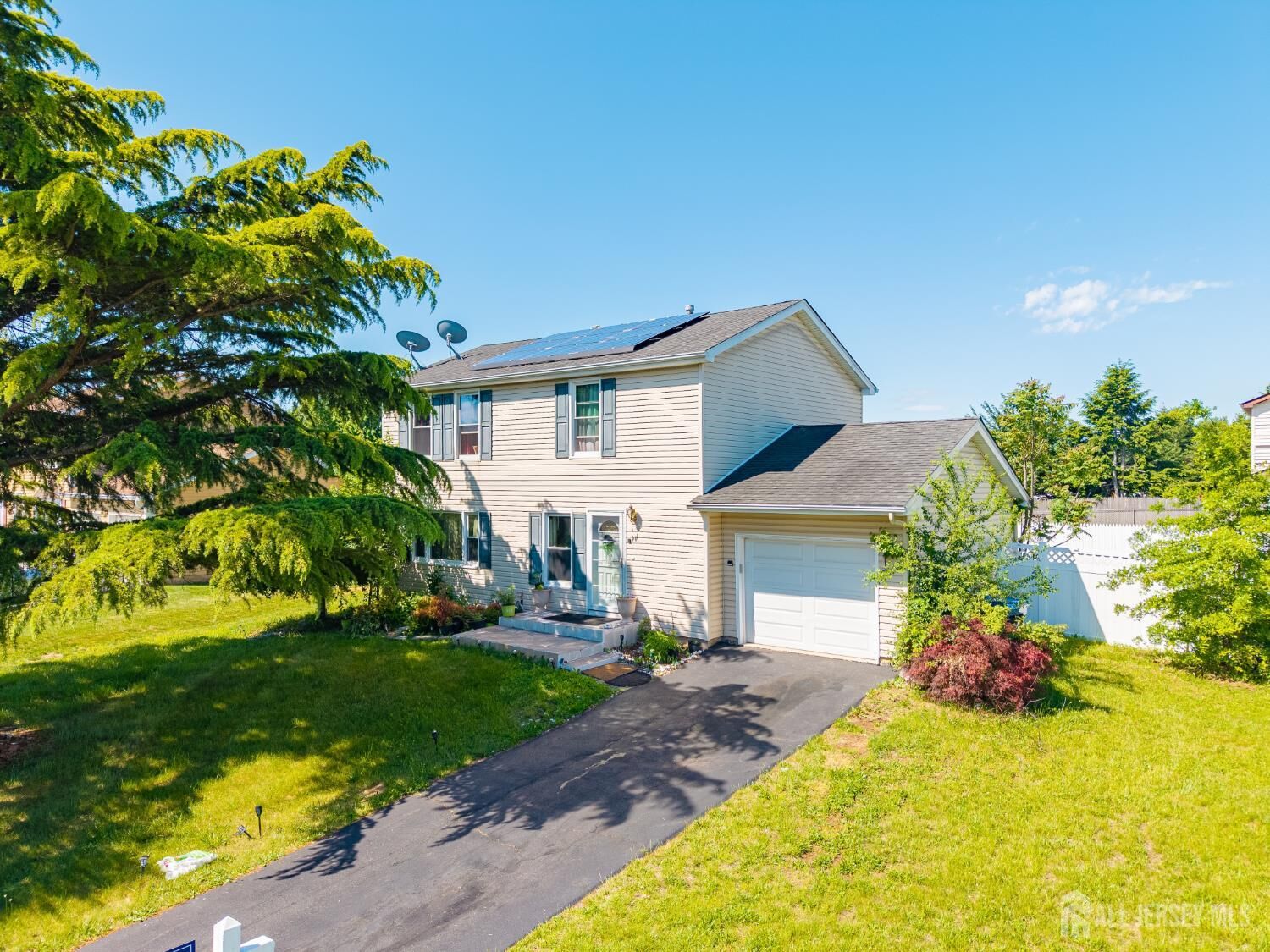 Property Photo:  40 Jefferson Drive  NJ 08854 