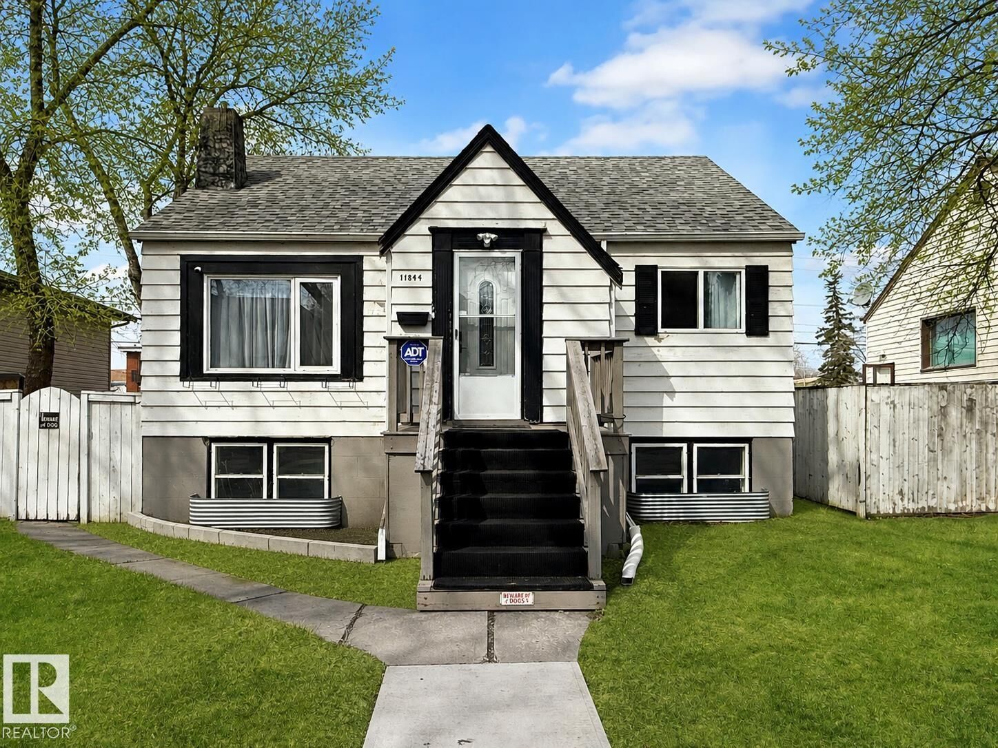 Property Photo:  11844 96 Street NW  AB T5G 1V3 