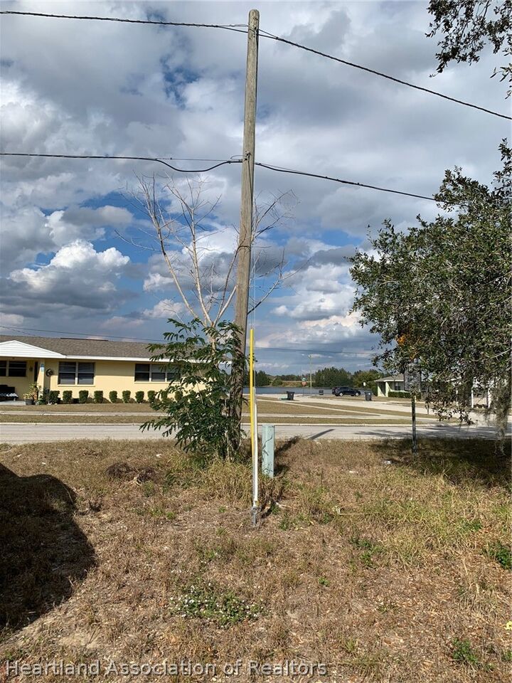 Property Photo: 215 Tulane Drive FL 33825